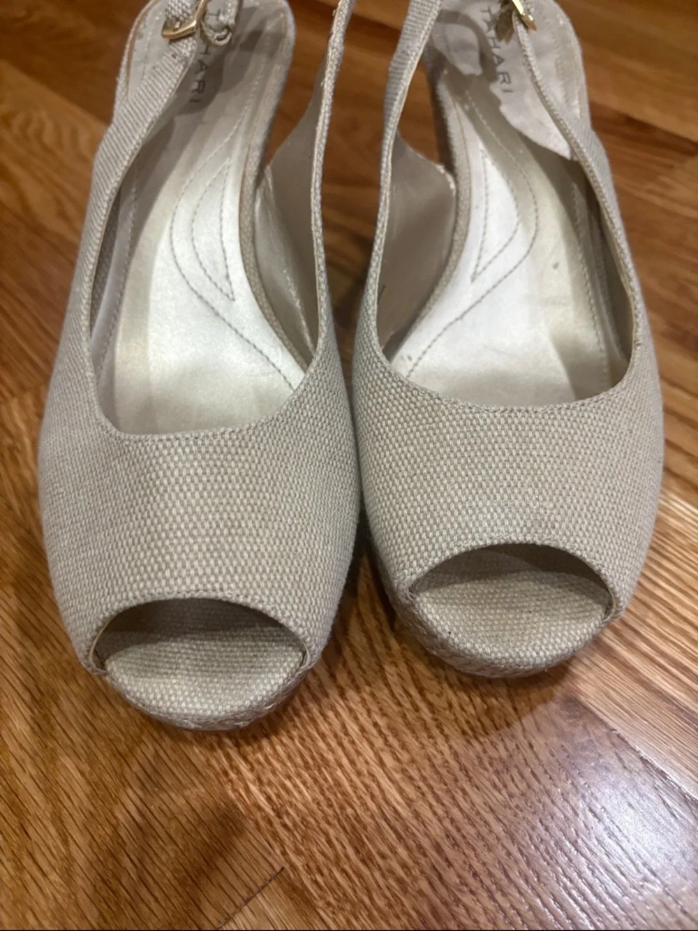 Tahari stylish slingback